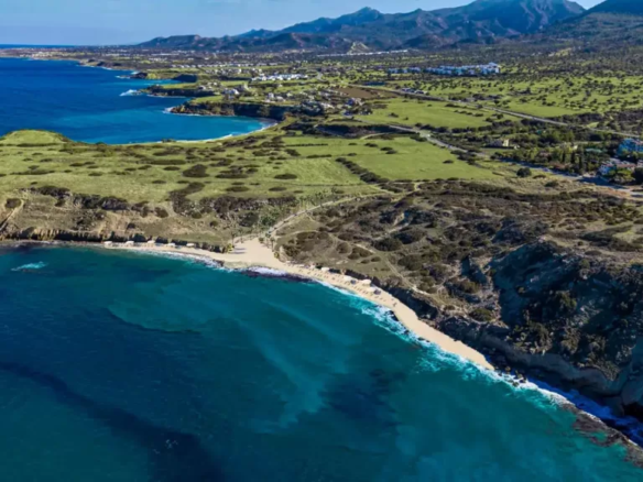 Esentepe in Nord Zypern – Küstenort mit Meerblick, Bergen und mediterraner Landschaft.