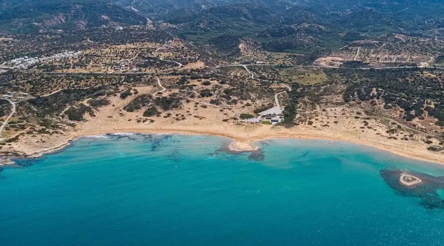 Küstenlandschaft und Immobilien in Esentepe in Nordzypern mit Blick auf das Mittelmeer