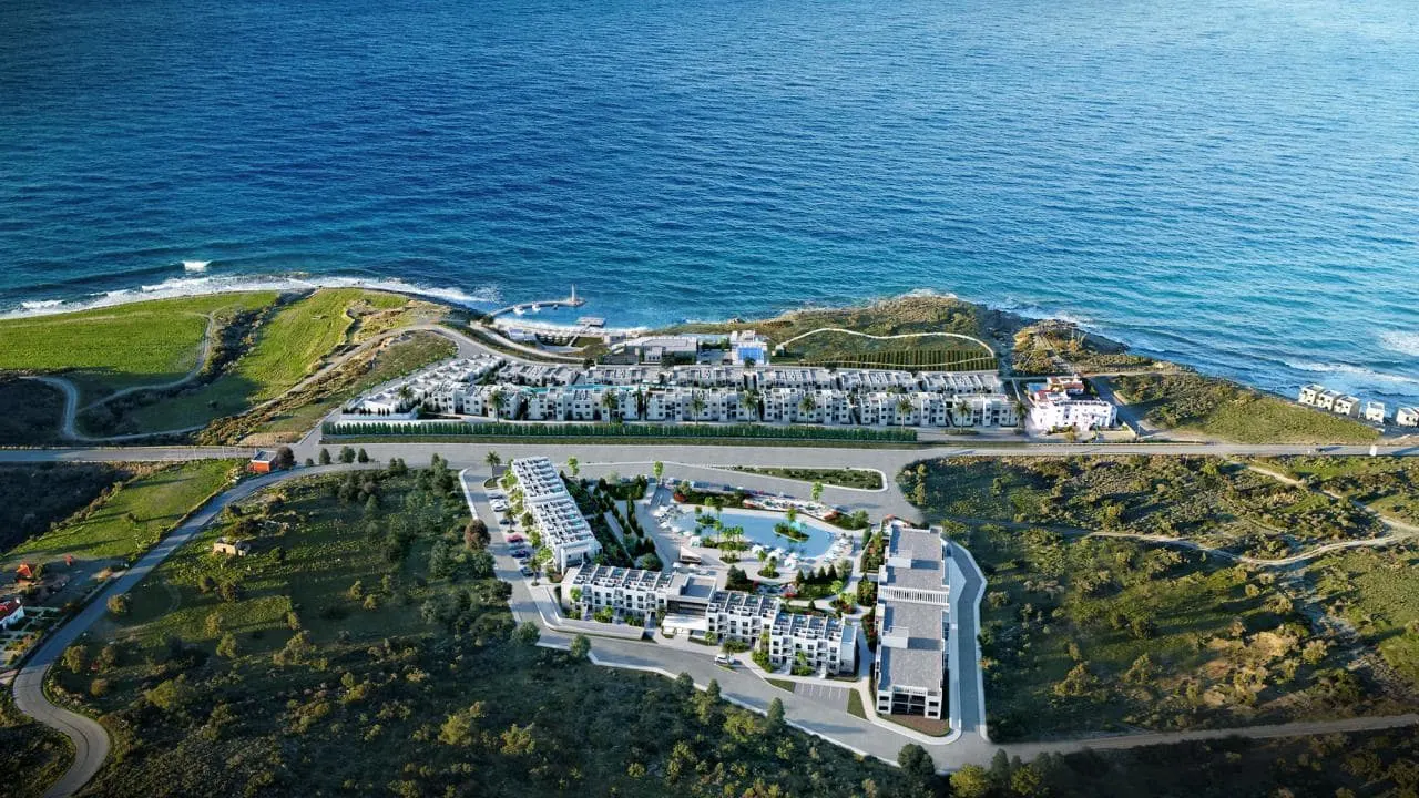 Immobilien Nordzypern investieren – Küstenlandschaft und moderne Projekte am Meer