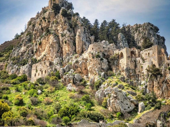 Hilarion Kalesi, Nordzypern – historisches Wahrzeichen mit spektakulärem Ausblick auf die Küste.