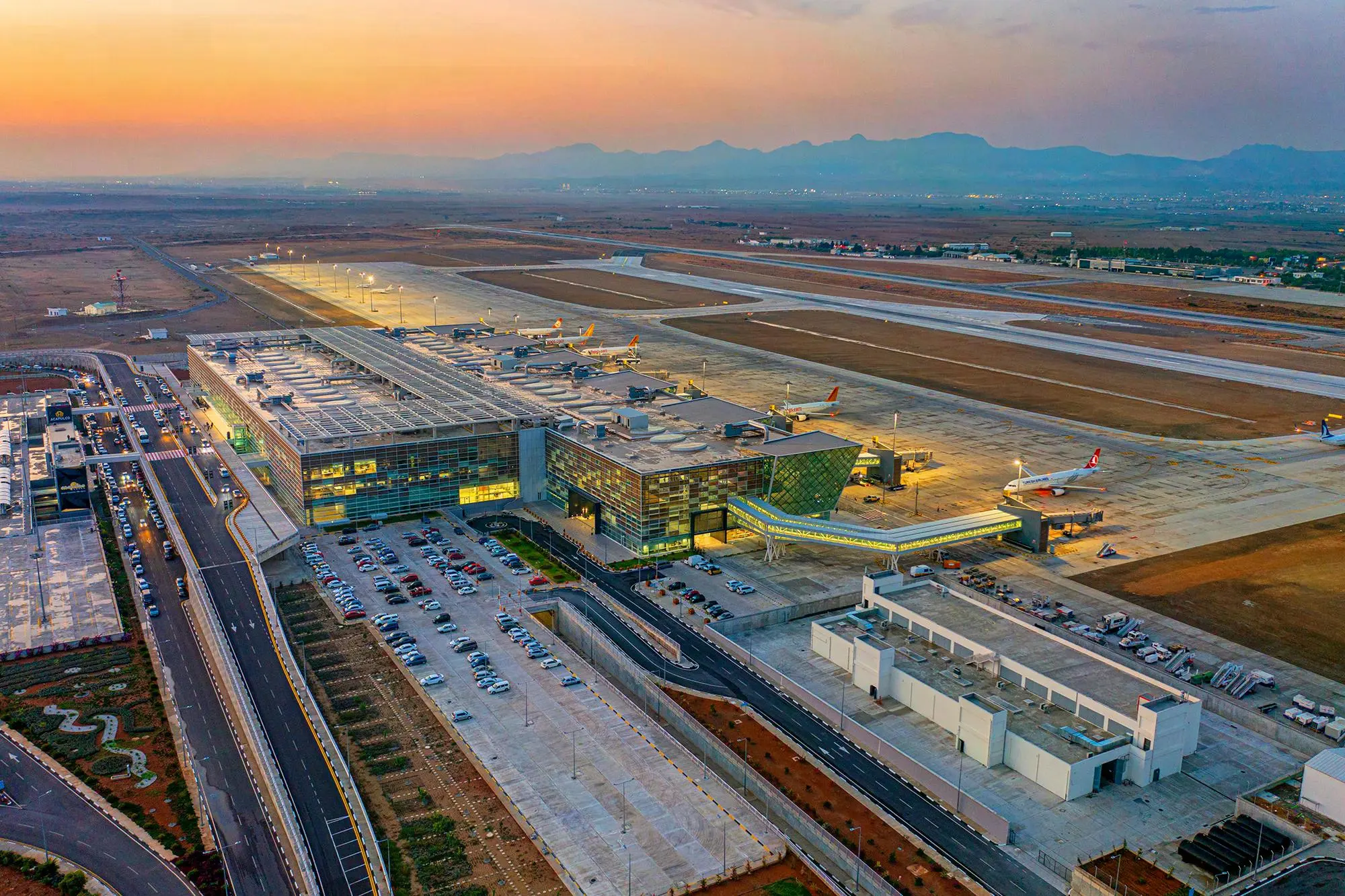Ercan Flughafen in Nordzypern – nächtliche Luftaufnahme des Terminals