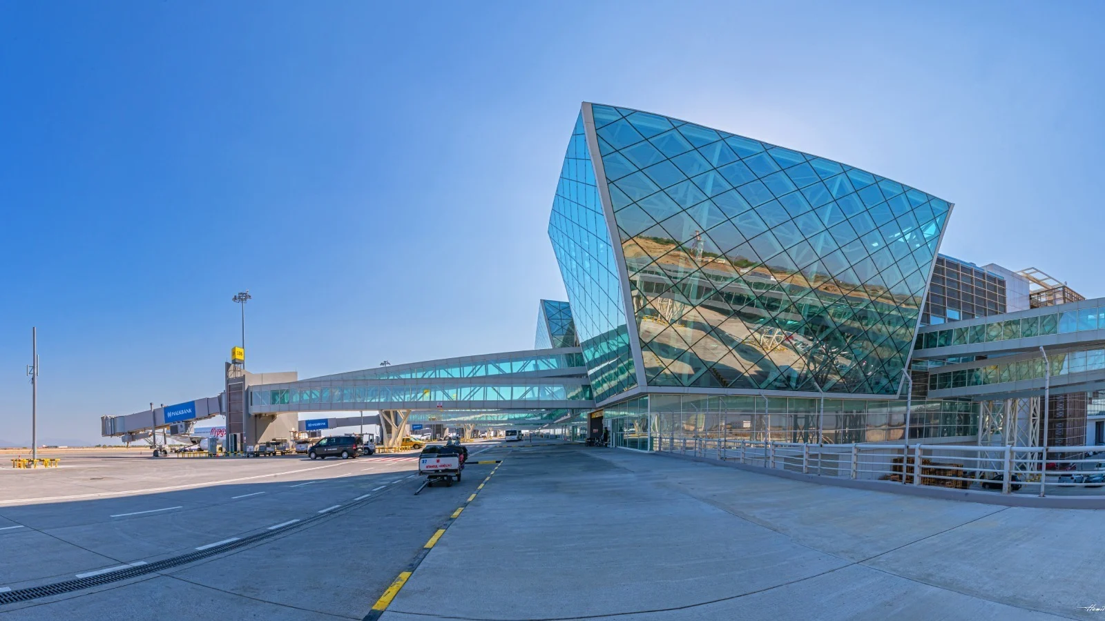 Passagierhalle des Ercan Flughafens in Nordzypern bei Tageslicht