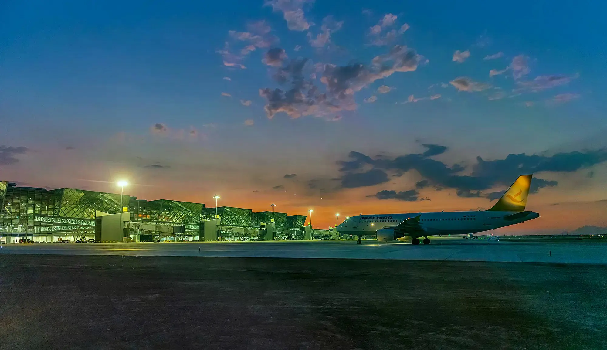 Ercan Flughafen in Nordzypern bei Sonnenuntergang – modernes Terminal und Architektur