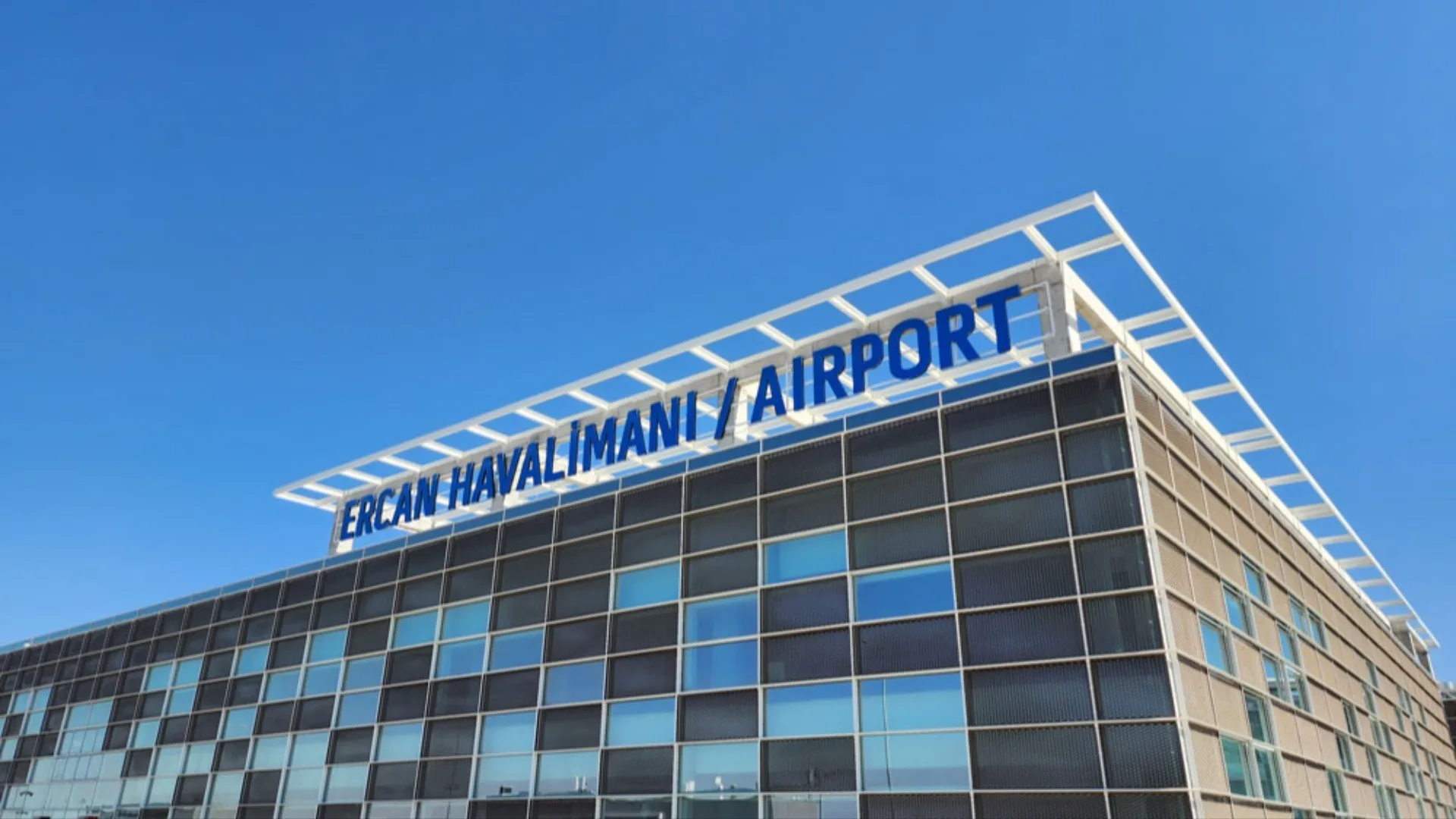 Ercan Flughafen in Nordzypern – moderner Terminaleingang