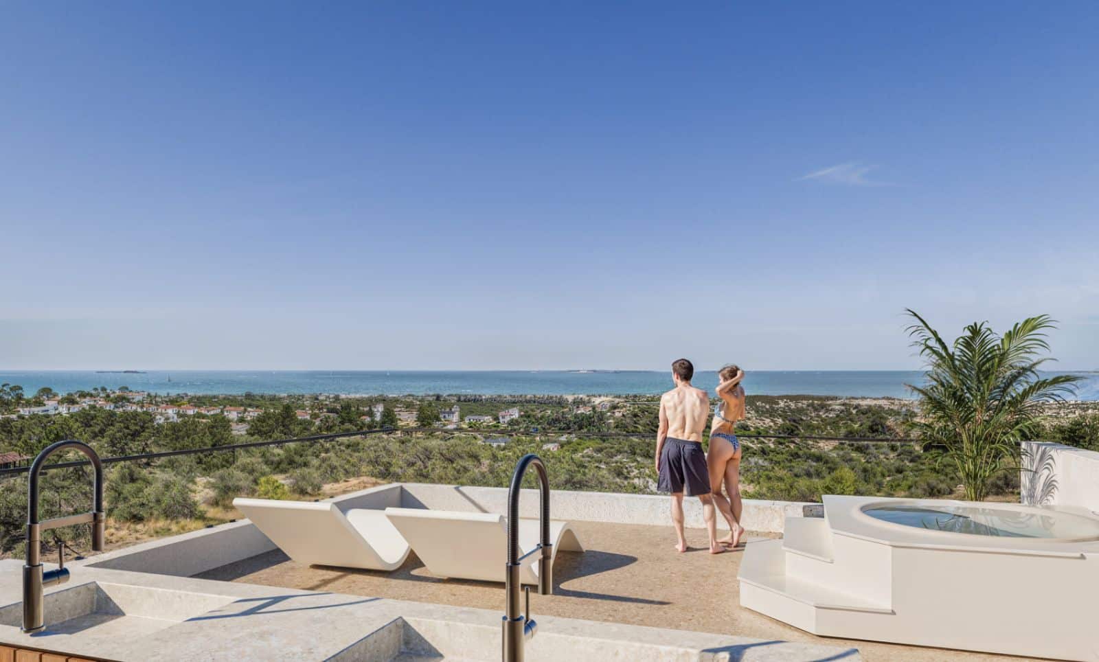 Panoramablick auf den Beach-Effect Pool der Apartments in Karsiyaka Nordzypern