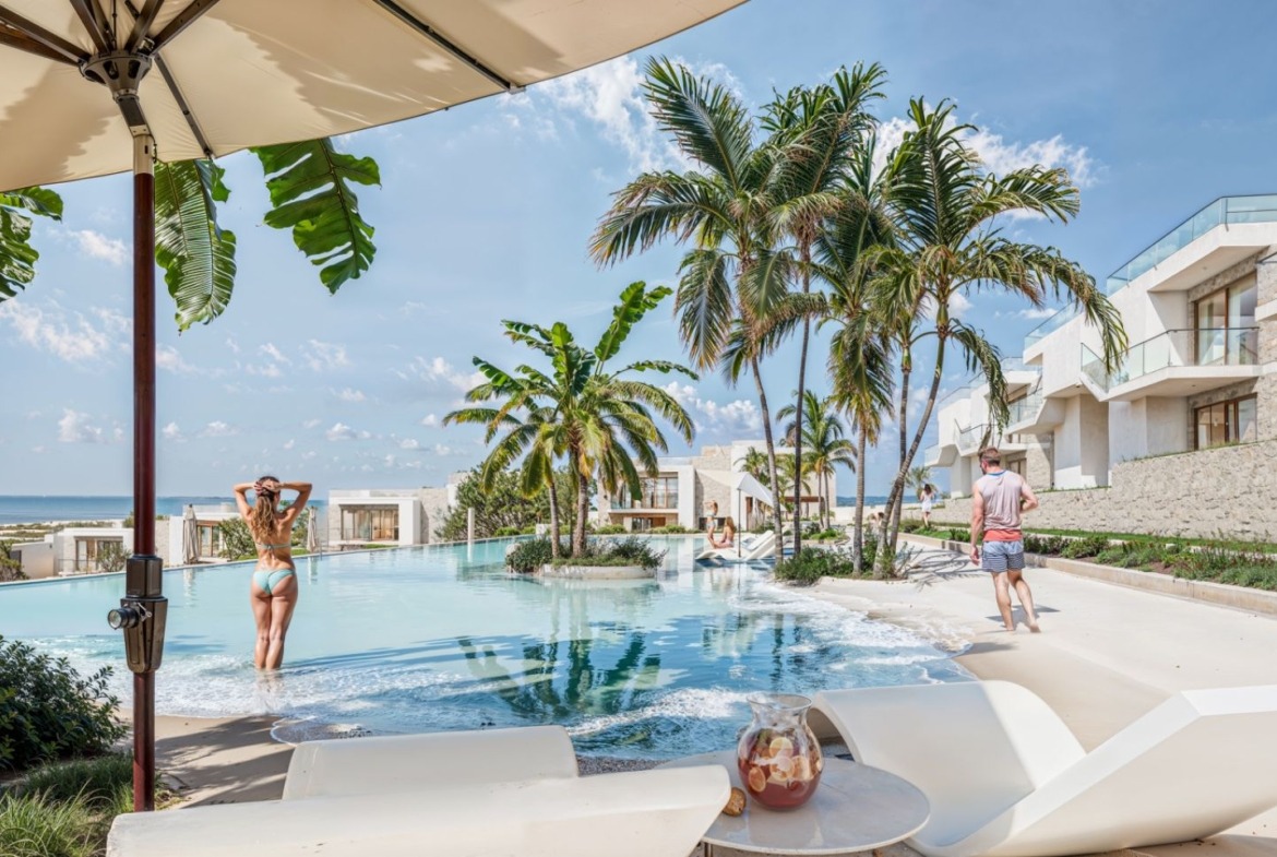 Gemeinschaftspool mit Meerblick im Resort in Karsiyaka Nordzypern