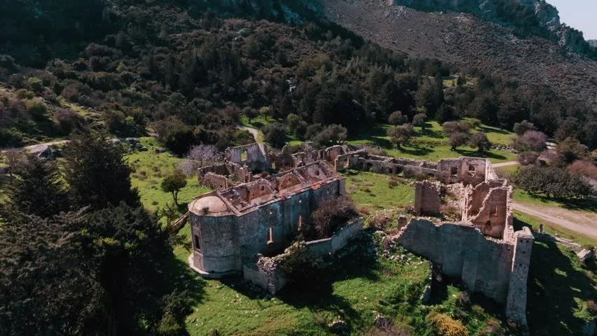 Sina-Kloster in Karsiyaka Nordzypern mit historischer Architektur und Bergkulisse