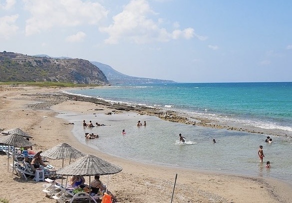 Karsiyaka Nordzypern Strand mit klarem Wasser und ruhiger Küstenlandschaft
