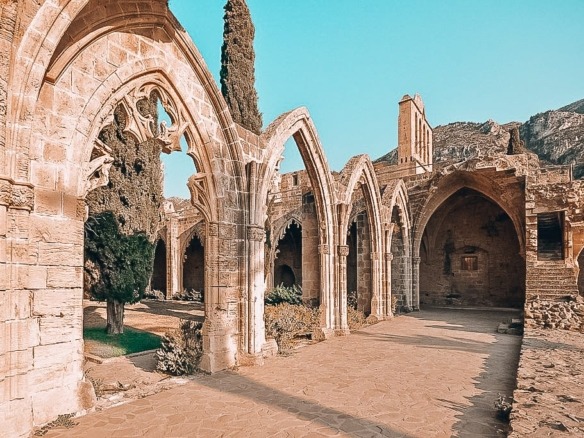 Bellapais Abtei in Nordzypern – gotisches Kloster mit Meerblick