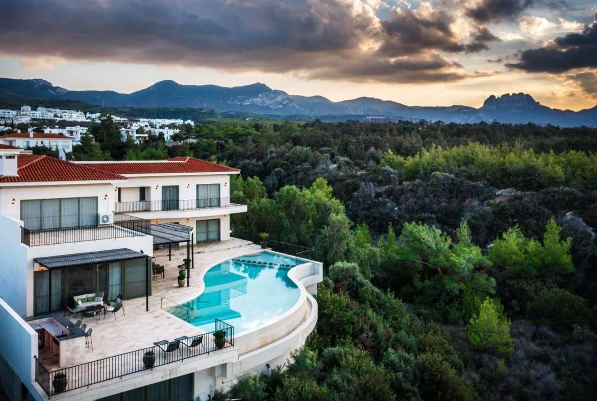Luxus Golf Villa Esentepe Nordzypern mit Pool und Küstenblick