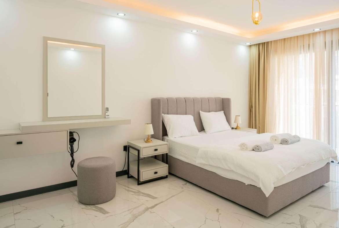 Helles, modernes Schlafzimmer mit Möbeln