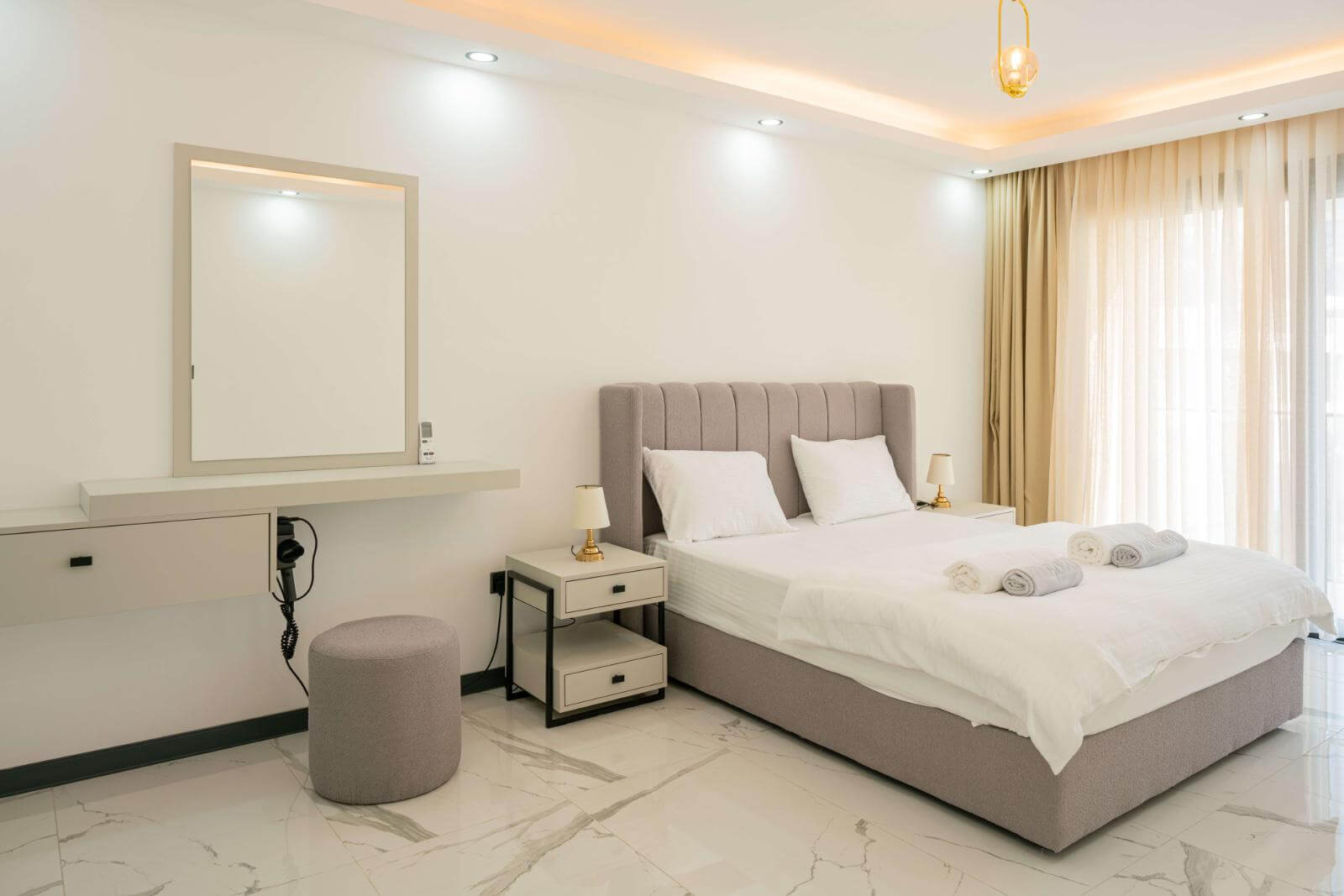 Helles, modernes Schlafzimmer mit Möbeln